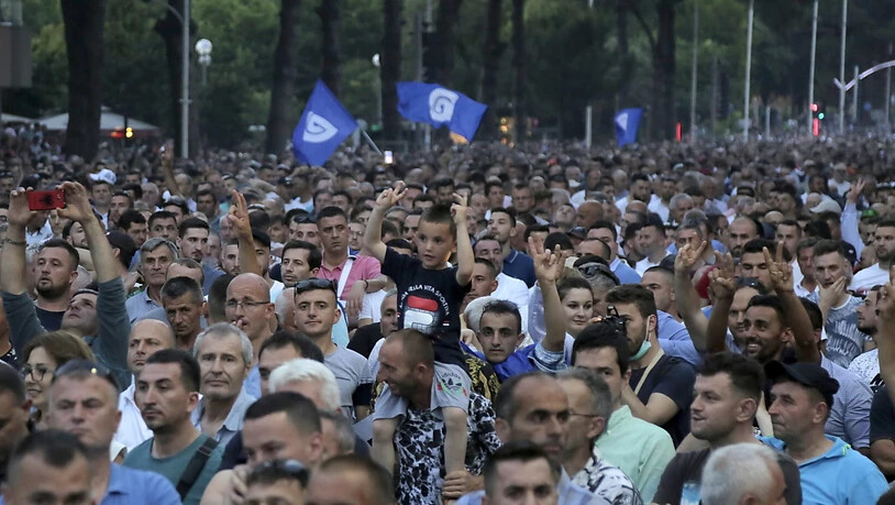 Tausende Menschen haben in Albanien erneut gegen die Regierung von Ministerpräsident Edi Rama demonstriert. Siie fordern den Rücktritt von Rama. Die Polizei griff mit Tränengas und Wasserwerfern ein.