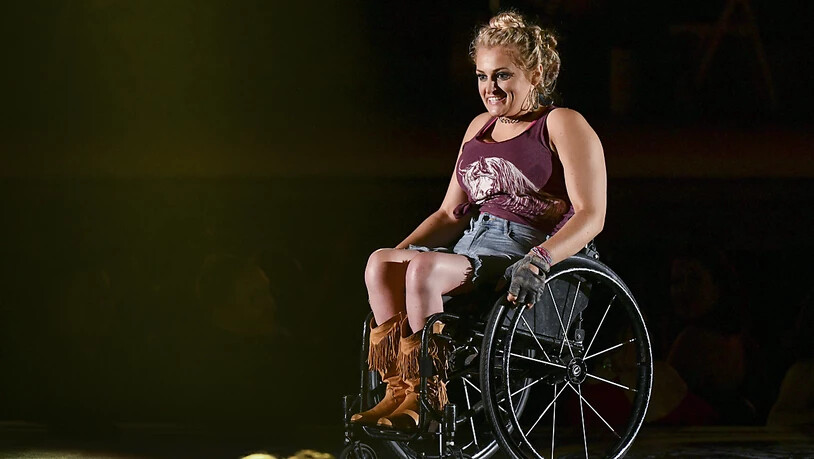 Erstmals ist bei der Tony-Verleihung eine Trophäe an eine Schauspielerin gegangen, die auf einen Rollstuhl angewiesen ist: Ali Stroker spielt als Nebendarstellerin in der Neuauflage von "Oklahoma!".