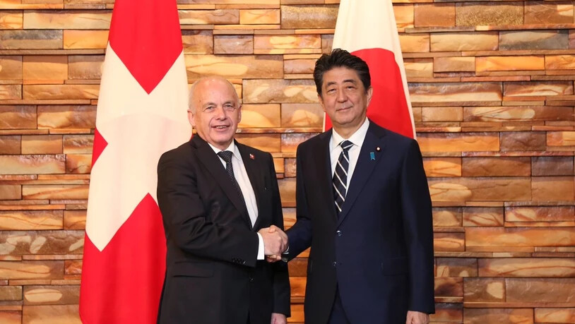 Bundespräsident Ueli Maurer mit dem japanischen Premierminister Shinzo Abe beim Höflichkeitsbesuch am Montag in Tokio.