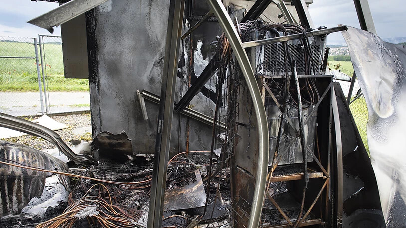 Bild der Zerstörung nach der Explosion bei einer Mobilfunkantenne in Denens VD.