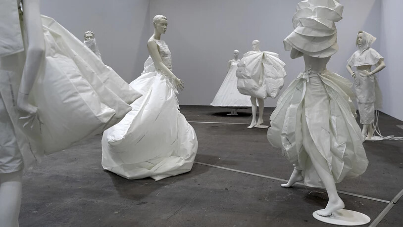 "Life Dress" (2018) von Alicia Framis, eines der raumfüllenden Werke an der Art Unlimited.