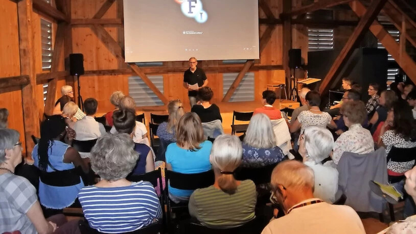 Passender Ort: Fridolin Elmer begrüsst zum  Hexen-Kino im Göldi-Museum. Bild Hans Speck