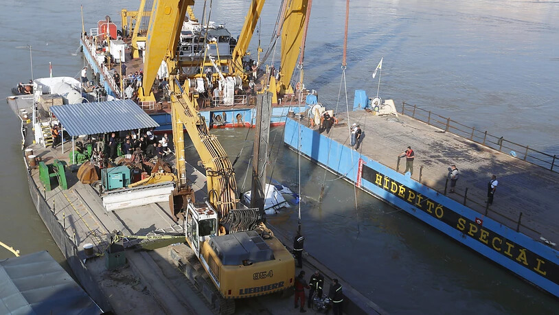 Ein Spezialkran hebt das vor fast zwei Wochen in der Donau bei Budapest gesunkene Touristenboot aus dem Wasser.