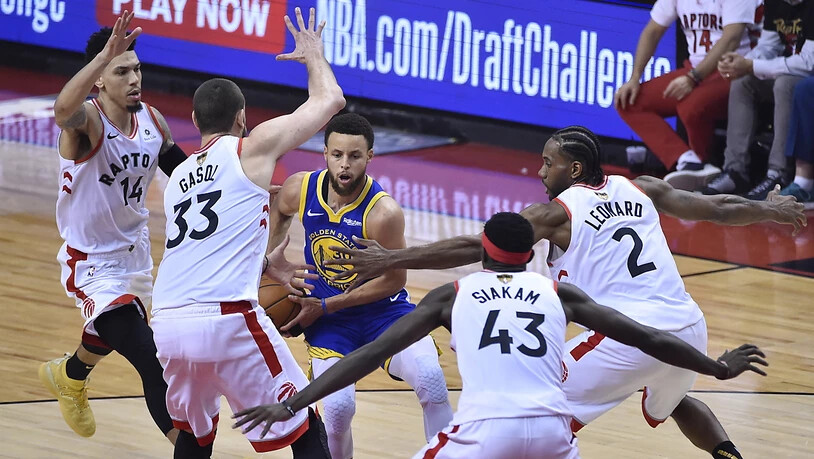 Umringt von gleich vier Spielern der Toronto Raptors sucht Golden States Topskorer Stephen Curry einen Ausweg. Mit 31 Punkten war er der beste Punktesammler der Warriors