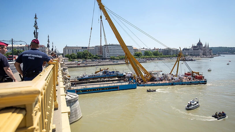 Der Schwimmkran am Werk: Langsam hebt er das Wrack aus den Fluten der Donau in Budapest.