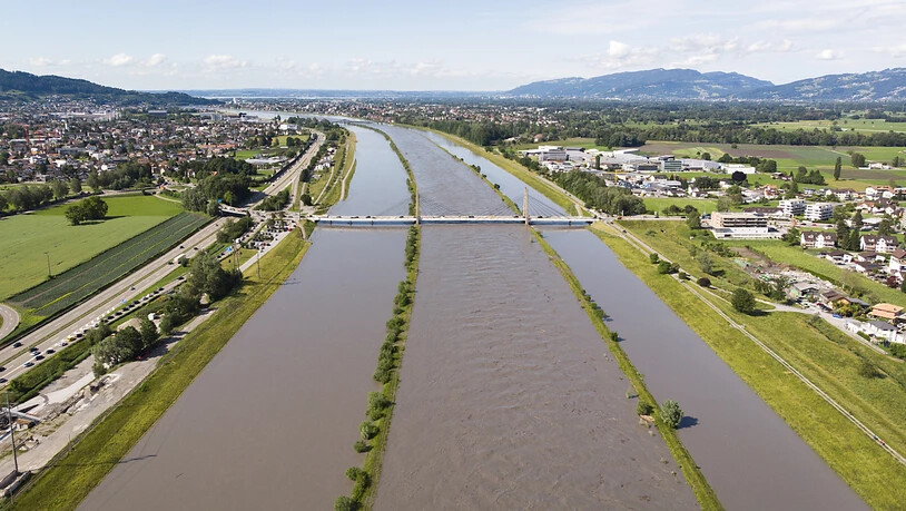 Das Hochwasser im Rhein geht zurück, der Bodenseepegel steigt.