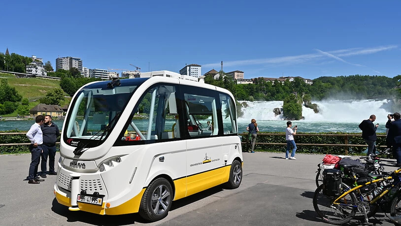 Mit dem selbstfahrenden Bus gelangt man nun auch zum Rheinfall.