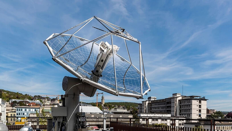 ETH-Weltneuheit: Treibstoffe aus Luft und Sonne werden von einer Mini-Raffinerie auf einem ETH-Dach in Zürich produziert.
