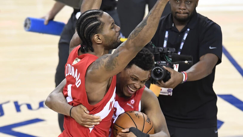 Die beiden Toronto-Erfolgsgaranten umarmen sich: Kawhi Leonard (links) und Kyle Lowry haben den NBA-Titel erstmals nach Kanada geholt