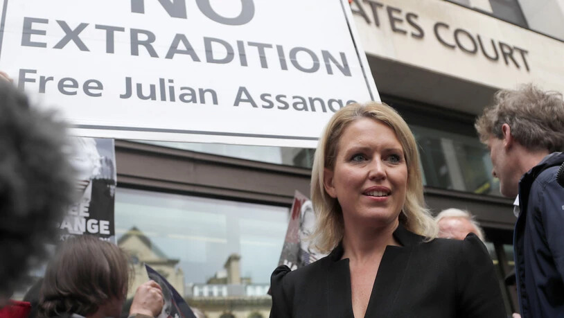 Unterstützer von Julian Assange protestieren vor dem Gericht in London gegen eine Auslieferung des Wikileaks-Gründers. Im Vordergrund Assanges Anwältin Jennifer Robinson.