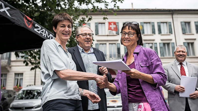 Die Regierungsrätin Marianne Lienhard (links) nimmt die Petition aus den Händen von Elisabeth Brugger entgegen.