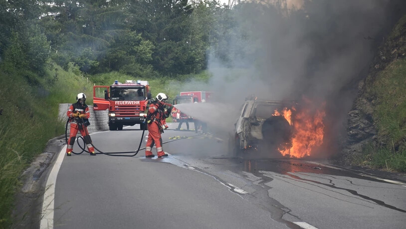 25 Einsatzkräfte der Feuerwehr konnten das brennende Auto rasch löschen.