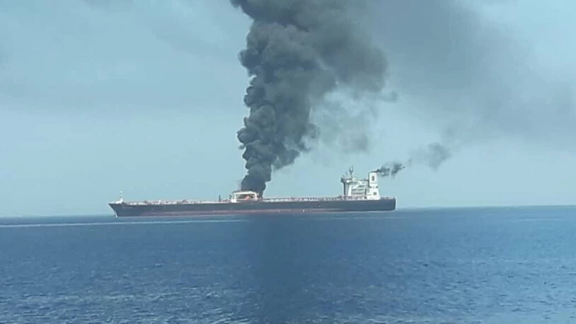 Der norwegische Öltanker Front Altair stand im Golf von Oman am Donnerstag nach einem mutmasslichen Angriff in Flammen.