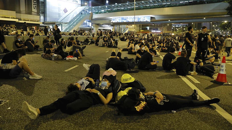 Mehrere hundert Demonstranten harrten in Hongkong auch in der Nacht auf Montag auf den Strassen aus.