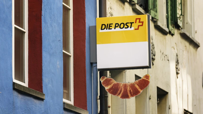 Das Modell der Postagenturen funktioniert gemäss Aufsicht gut: Das Schild für die Postagentur in der Bäckerei Merz in Luzern. (Archivbild)