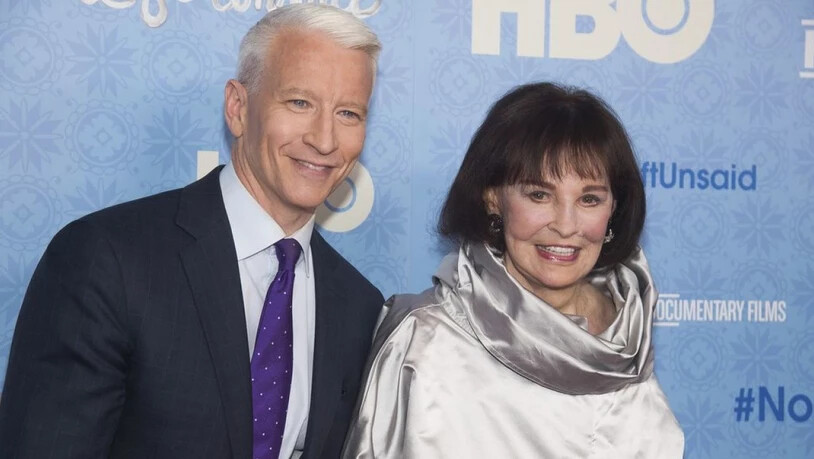 Die US-Schauspielerin, Malerin und Modedesignerin Gloria Vanderbilt, hier zusammen mit ihrem Sohn und CNN-Moderator Anderson Cooper, ist Mitte Juni 2019 im Alter von 95 Jahren gestorben. (Archiv)