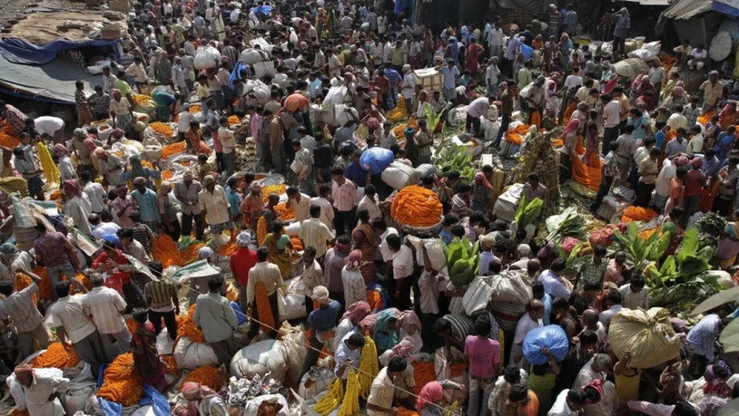Menschen auf einem Markt in Kalkutta (Indien) - um das Jahr 2027 wird Indien einer Schätzung der Uno zufolge China als bevölkerungsreichstes Land überholen.(Symbolbild)
