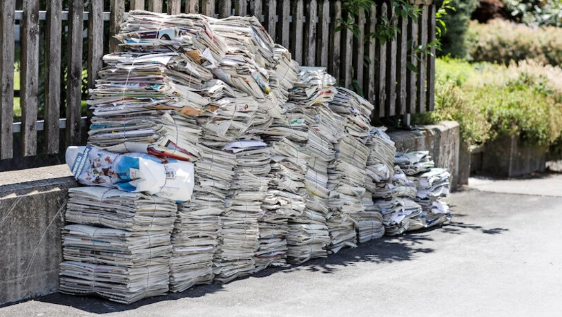 Am Montagmittag wartet dieser Haufen Altpapier in Näfels immer noch darauf, eingesammelt zu werden.