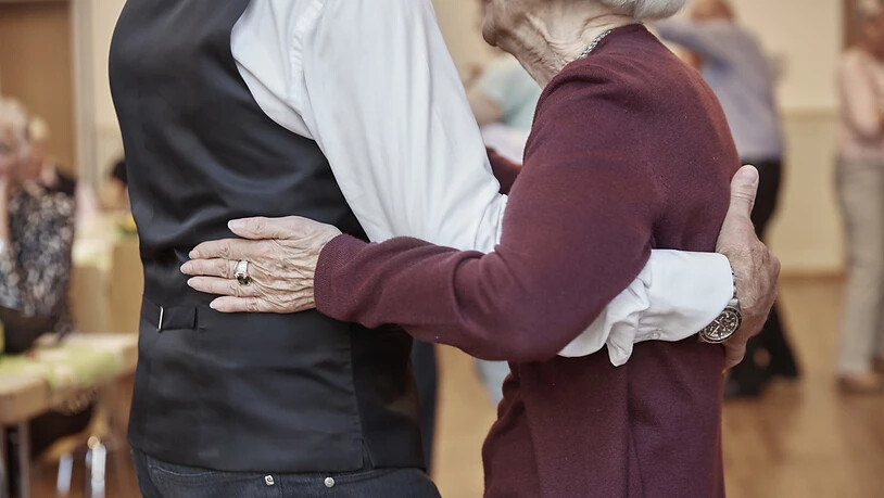 Auch im Alter noch das Tanzbein schwingen: Schweizer Seniorinnen und Senioren sehen ihre eigene Gesundheit und Lebensqualität positiv. Trotz chronischer Erkrankungen. (Symbolbild)