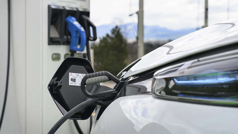 Elektro, Hybrid oder Erdgas im Tank: Autos mit alternativem Antrieb werden auf Schweizer Strassen immer beliebter. (Symbolbild)