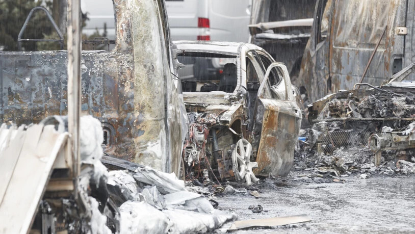 Die Geldkuriere wurden zum Verlassen ihres Fahrzeugs gezwungen. Die Täter flohen mit einem Teil der Geldlieferung, nachdem sie mehrere Fahrzeuge in Brand gesetzt hatten.