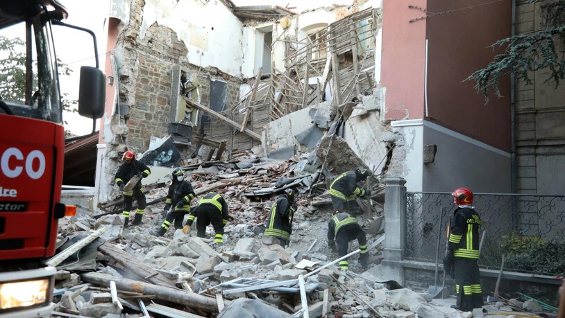 Feuerwehrleute arbeiten in den Trümmern eines eingestürzten Hauses im norditalienischen Gorizia.