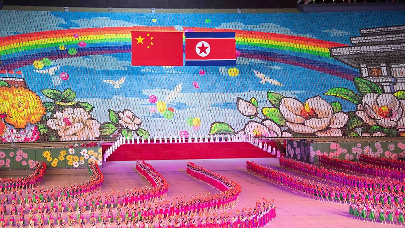 Massendarbietungen sollen den chinesischen Präsidenten während seines Besuches in Nordkorea unterhalten.