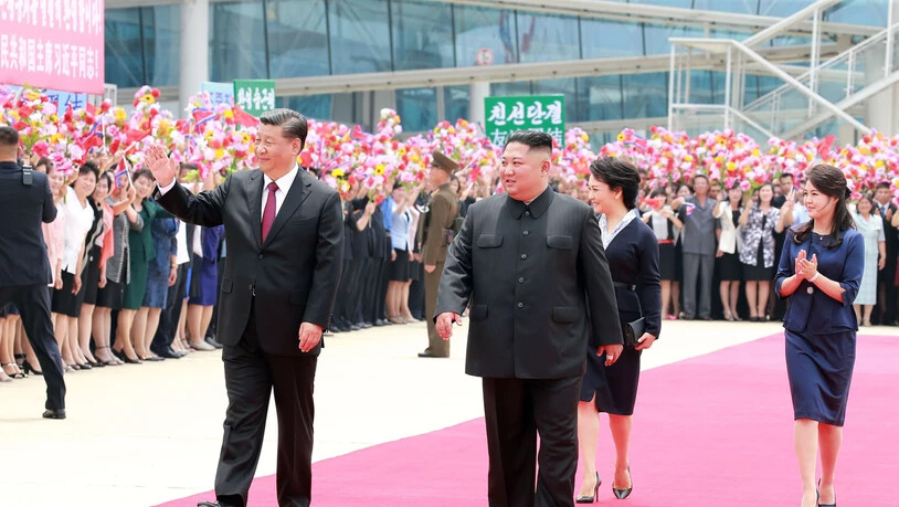 Der Diktator Nordkoreas Kim Jong Un (rechts) bietet dem chinesischen Präsidenten Xi Jinping (links) bei seinem ersten Besuch in Nordkorea ein prachtvolles Fest.