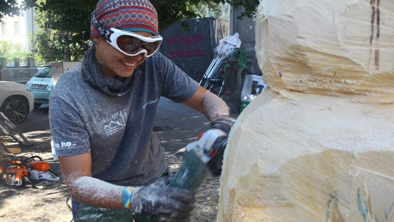 Motorsägen heulen und Späne fliegen: Aus Glarner Baumstämmen machen internationale Bildhauerinnen und Bildhauer Skulpturen.