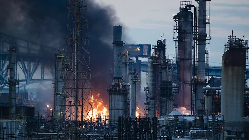 Bei einem Brand in einer Raffinerie in den USA am Freitag sind laut den örtlichen Gesundheitsbehörden keine Giftgase ausgetreten.
