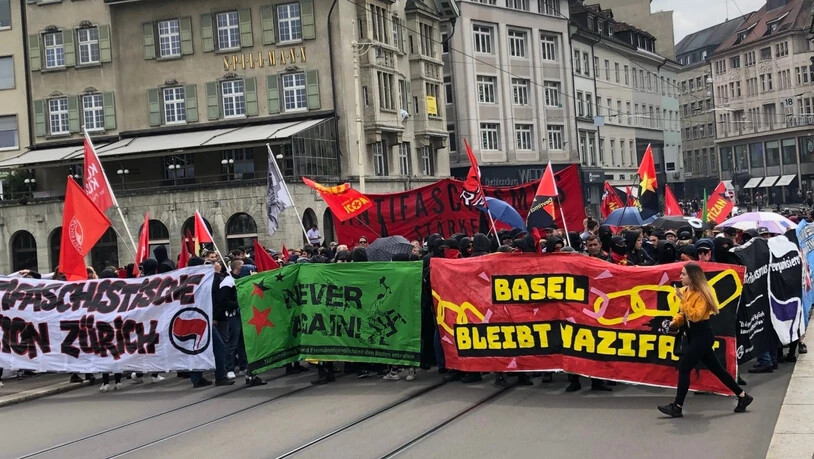 Rund 400 Menschen demonstrierten am Samstag in der Basler Innenstadt - hier auf der Mittleren Brücke - gegen Rechtsextremismus.