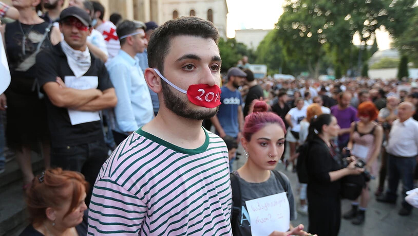 Demonstranten forderten vor dem Parlament in Tiflis den Rücktritt von Innenminister Giorgi Gakharia. Er solle die politische Verantwortung für den Polizeieinsatz in der Nacht zum Freitag mit mehr als 200 Verletzten übernehmen, forderten sie.