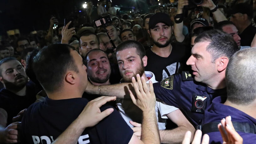 Vor dem Parlament in Tiflis kam es am Samstag zu Zusammenstössen zwischen Demonstranten und der Polizei.