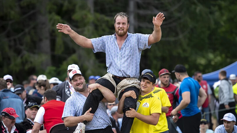 Matthias Aeschbacher lässt sich am Schwarzsee feiern