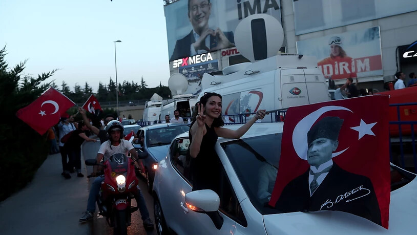 Der Wahlsieg des Oppositionellen Ekrem Imamoglu wurde auf den Strassen gefeiert.