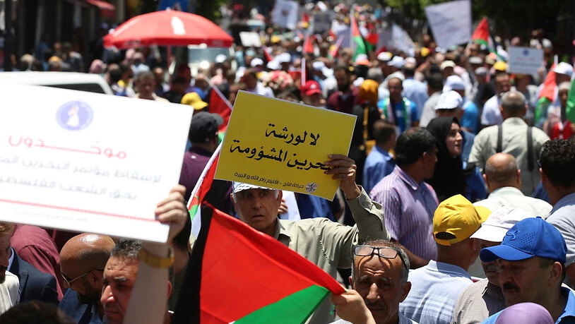 Tausende Palästinenser protestierten am Montag im besetzten Westjordanland gegen eine Konferenz für wirtschaftliche Investitionen in den Palästinensergebieten in Bahrain. Demonstranten hielten Schilder hoch, auf denen u.a. "Jerusalem und Palästina stehen…