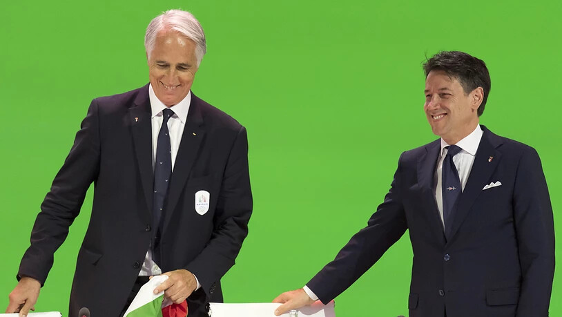 Der italienische Ministerpräsident Giuseppe Conte (rechts) und Giovanni Malago, der Präsident des nationalen olympischen Komitees Italiens
