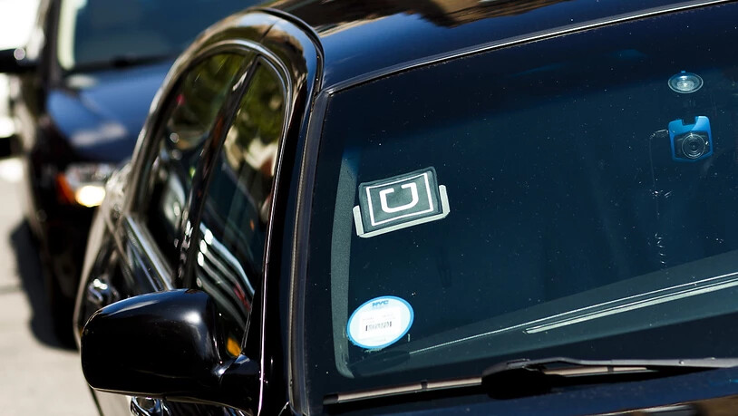 Ein Auto mit dem Logo des Fahrdienst-Vermittlers Uber in New York. (Symbolbild)