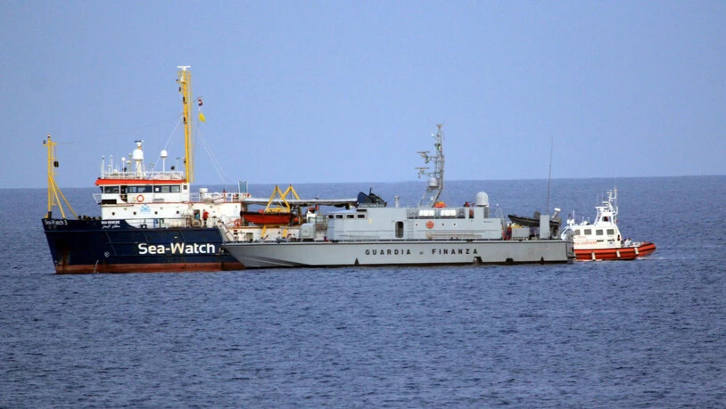 Seit rund zwei Wochen wartet das Rettungsschiff Sea-Watch 3 mit 42 Geflüchteten an Bord vergeblich vor der sizilianischen Insel Lampedusa auf eine italienische Einfahrtserlaubnis. (Archivbild)