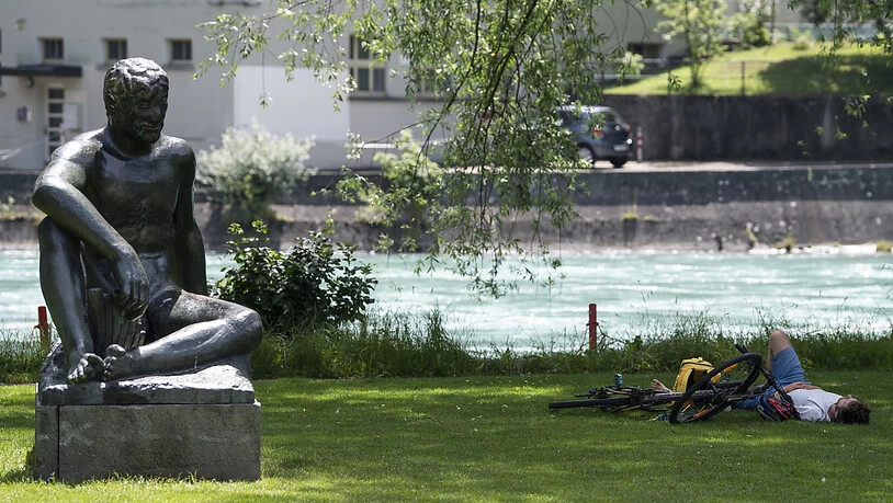 Mensch und Statue im Schatten am Berner Aarehang.