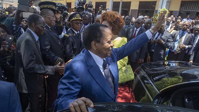 Zu selten zu Hause, findet die Opposition Kameruns: Sicherheitskräfte von Präsident Paul Biya haben vor einem Hotel in Genf, in dem Biya logiert, mutmasslich einen Schweizer Journalisten angegriffen. Das EDA hat daraufhin den Botschafter Kameruns nach…