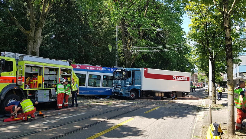 Ein Lastwagen prallte in Zürich-Albisrieden in ein Tram der Linie 3. Die Einsatzkräfte sind mit einem Grossaufgebot vor Ort.