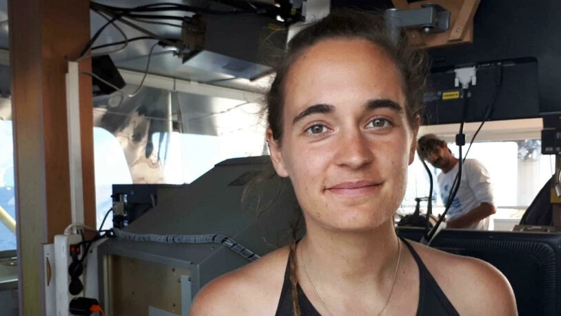Carola Rackete, die Kapitänin des Flüchtlings-Rettungsschiffs "Sea-Watch 3", wurde nach dem Andocken im Hafen der italienischen Insel Lampedusa festgenommen.