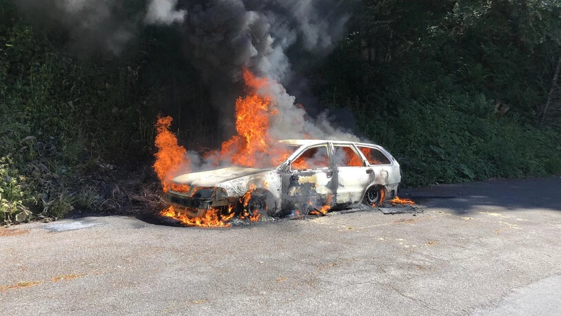 Durch das Feuer brannte das Auto komplett aus. 