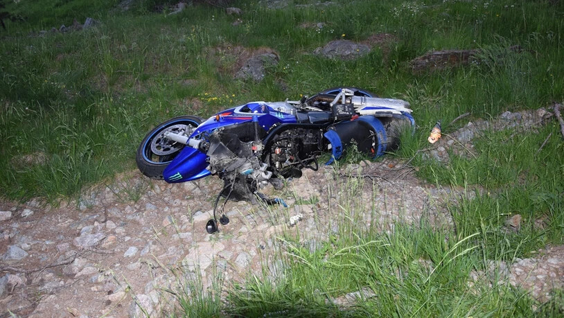 Der Töff kam beim Sturz über die Strasse hinaus.