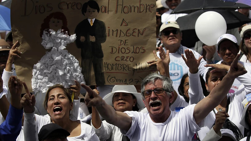 In Ecuador sind am Samstag zahlreiche Menschen auf die Strasse gegangen, um gegen gleichgeschlechtliche Ehen zu demonstrieren.