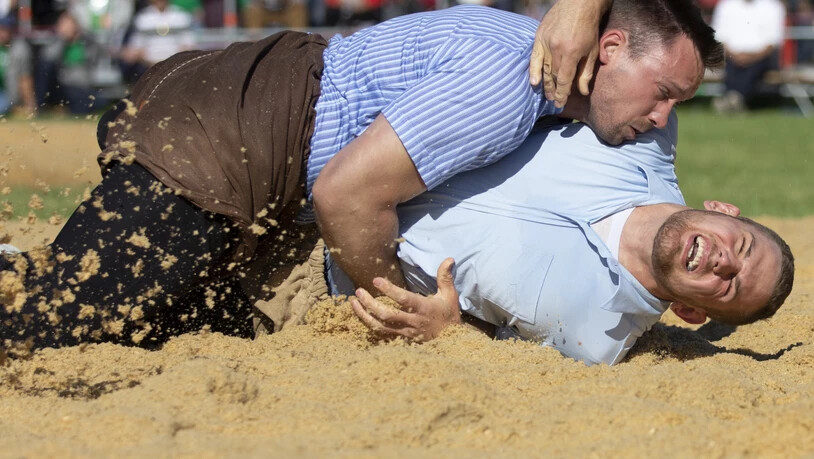 Remo Käser (unten/in einem Kampf gegen Kilian Wenger am Oberaargauischen Schwingfest) fällt mit einem Bandscheibenvorfall mehrere Wochen aus