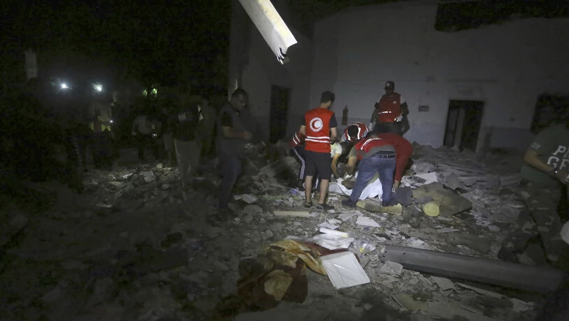 Mitarbeiter der Hilfsorganisation Roter Halbmond bergen Opfer nach dem Luftangriff auf ein Flüchtlingslager im Vorort Tajoura nahe der libyschen Hauptstadt Tripolis.