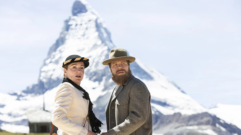 Corinne Thalmann, links, als Miss Lucy Walker und Roman Weber, rechts, als Bergführer Melchior Andereggen: Das Freilichtspiel "Matterhorn: No Ladies, please!" thematisiert auch, was passierte, als plötzlich reiche Touristinnen den einheimischen Frauen…
