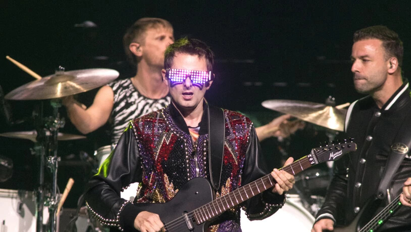 Eine Show im Zeichen der 80er Jahre: Die britische Rockband Muse um Frontmann Matt Bellamy (Mitte) begeisterte im Zürcher Hallenstadion trotz langatmigen Zwischenspielen. (Owen Sweeney/Invision/AP)